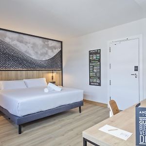 Zimmer mit Kingsize-Bett